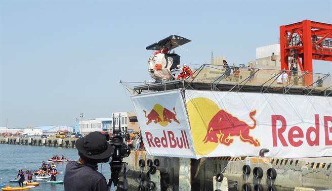 2022台湾首届Red Bull飞行日，18日在台中港三井OUTLET PARK 举行！(陈世宗摄)