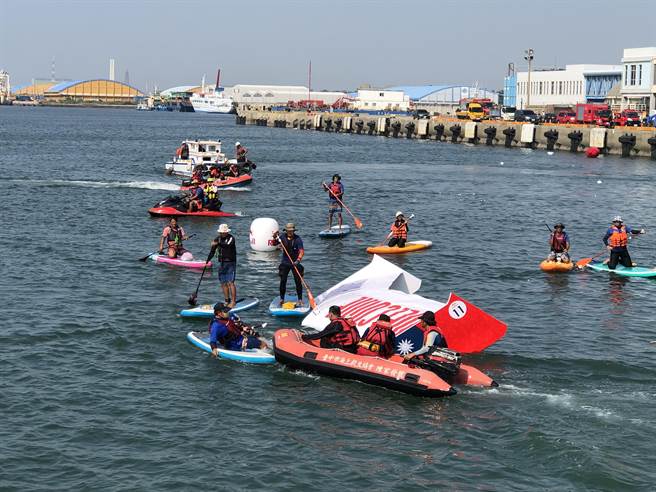 各种飞行器落海后，港池搜救人员立马协助处理，一切以人员安全为主。(陈世宗摄)