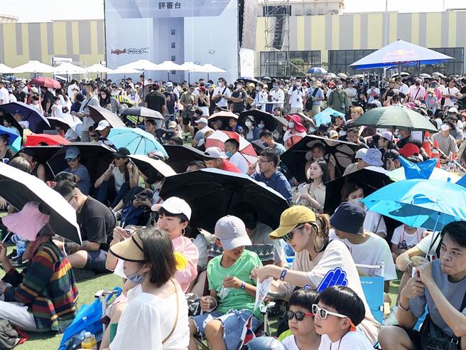台中港三井OUTLET PARK旁的码头腹地，坐满数千民眾蜂涌席地观赏。(陈世宗摄)