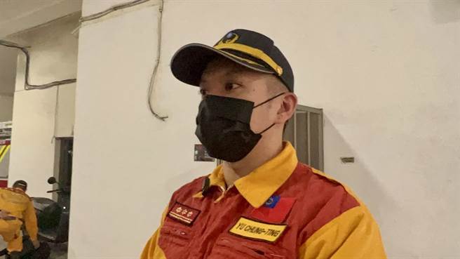 特種搜救隊副隊長余宗庭帶隊，出動5車、15人前往災區救援。（陳彩玲攝）