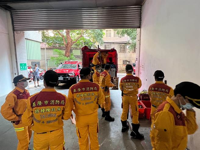 台東18日下午2時44分發生芮氏規模6.8地震，花蓮玉里陸續傳出災情，基隆市消防局特種搜救隊緊急集結。（陳彩玲攝）