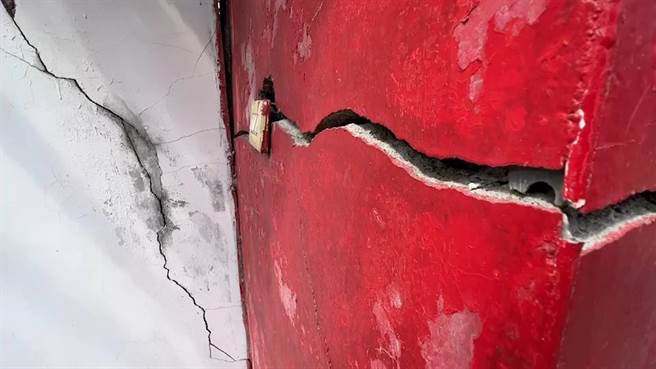 台东县17日起逾90起地震，台东县鹿野乡1间寺庙牌楼因强震造成左方牌楼应声倒塌。（民眾提供）