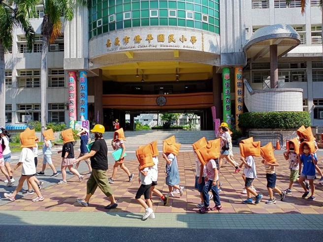 嘉義市國小開學後避震演練。（嘉義市教育處提供／廖素慧嘉市傳真）