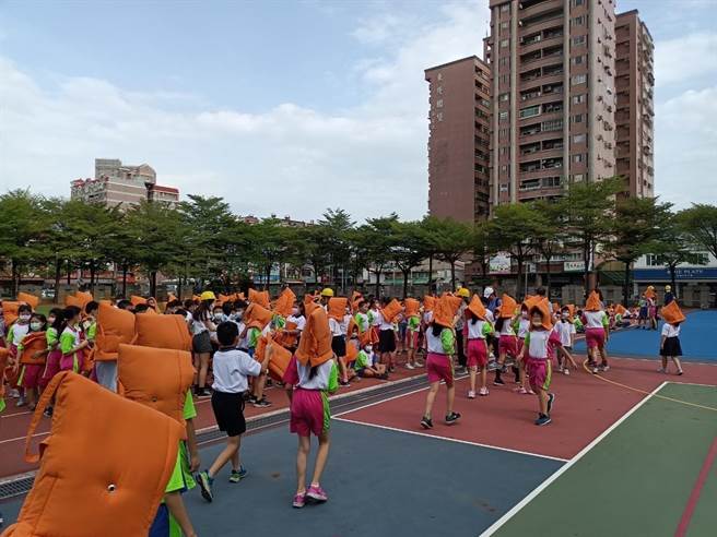 嘉義市國小開學後小朋友避震演練。（嘉義市教育處提供／廖素慧嘉市傳真）