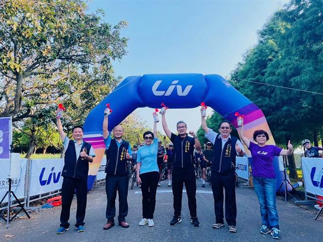 2022LIVDAY仲夏心骑天台中登场，逾千位车友骑乘逍遥游。(台中市政府提供)