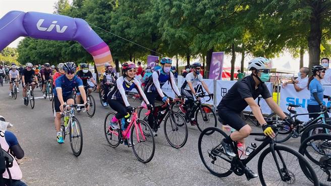 「2022_LIVDAY仲夏心骑天」在丽宝乐园露营区落雨松林开骑，现场逾千位车友共襄盛举。(台中市政府提供)