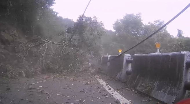 阿婆湾「大片土石」崩落，骑士护头逃命。（图／翻摄记者爆料网）