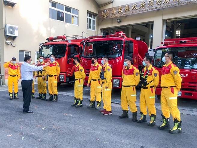 台東縣池上鄉18日發生規模6.8大地震，隨後花東持續傳出樓房倒塌、橋梁斷裂等災情，屏東縣長潘孟安立即指示特搜大隊整備前往救援。（屏縣府提供／謝佳潾屏東傳真）
