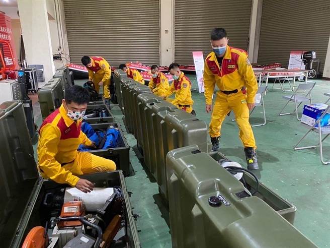 台東縣池上鄉18日發生規模6.8大地震，隨後花東持續傳出樓房倒塌、橋梁斷裂等災情，屏東縣長潘孟安立即指示特搜大隊整備前往救援。（屏縣府提供／謝佳潾屏東傳真）