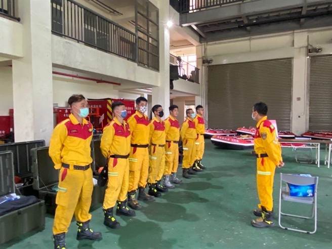 台東縣池上鄉18日發生規模6.8大地震，隨後花東持續傳出樓房倒塌、橋梁斷裂等災情，屏東縣長潘孟安立即指示特搜大隊整備前往救援。（屏縣府提供／謝佳潾屏東傳真）