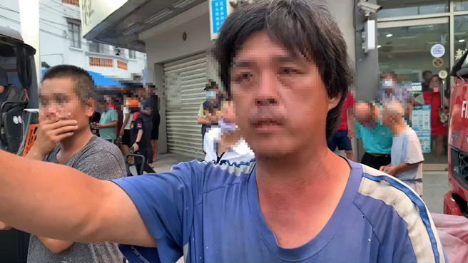 玉里楼倒母女受困「打手机与父通话」，已定位待救援。（民眾提供）