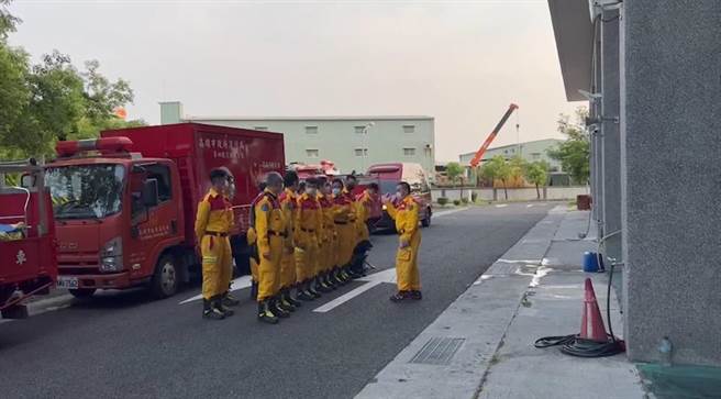 高雄市消防局特搜队14人、2只搜救犬、义消特搜分队20人及荣总2名医师、2名护理师共计38人，携带生命探测器、影音探测器、透地雷达、位移侦测器、电动破坏装备等各型地震搜救及医疗器材，下午４时出发火速前往花东投入救援。（翻摄照片／崔正纲高雄传真）