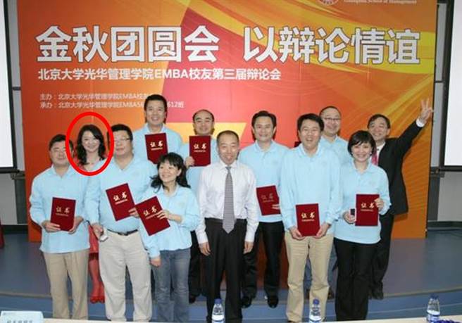 桃园市长参选人郑宝清批周玉蔻当民进党侧翼，翻出旧照轰她曾说过「我爱北京」。(郑宝清竞选办公室提供／吕筱蝉桃园传真)