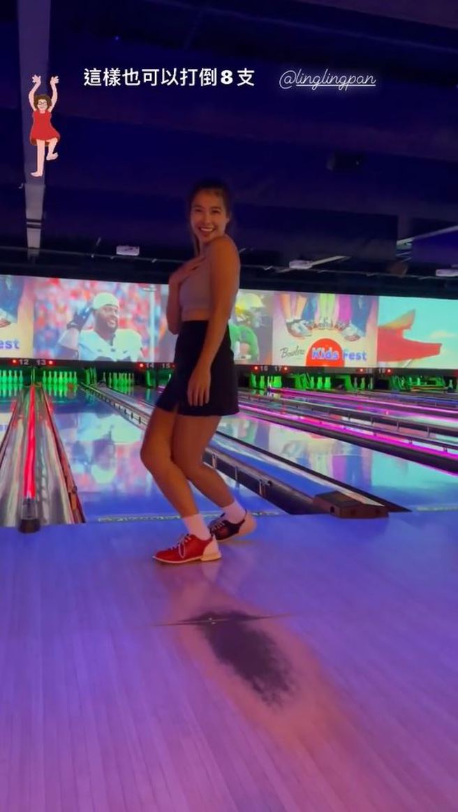 小娴打保龄球的装扮超辣，露出纤腰和光滑肌肤。(图/小娴 IG)