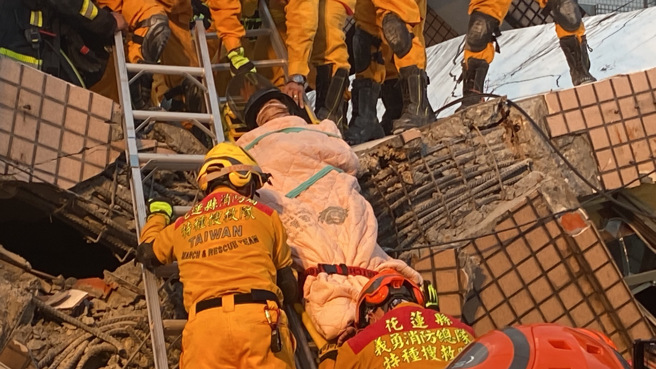 玉里楼倒母女受困「打手机与父通话」，已定位待救援，母女两人皆已救出。（罗亦晽摄）