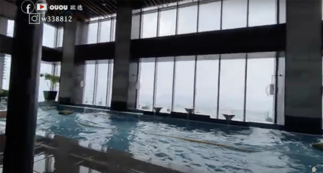 YouTuber「ouou欧德」当时人就在60楼的游泳池游泳，直说「晃超大」。（欧德提供）