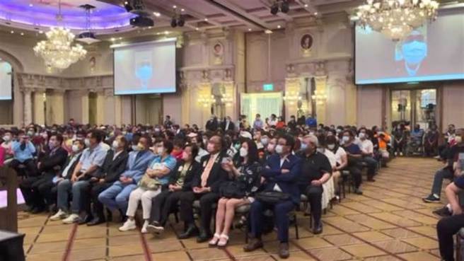 新北市长侯友宜18日下午3时30分原定将前往新庄出席「新北市狮友与侯友宜市长有约暨后援会成立活动」，但因地震规模达6.8，因此临时取消行程返回新北市府坐镇灾害应变中心，改以直播方式向现场支持者致意。(侯友宜竞选办公室提供)
