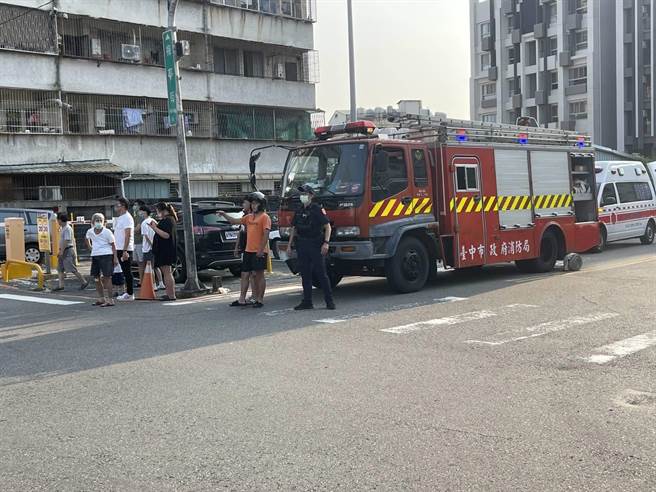 台中北区荣华街一处民宅传出火警，中市消防局获报派出消防队全力救火，3户受困送医。（民眾提供／潘虹恩台中传真）