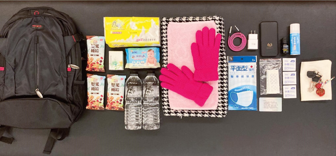 徐榛蔚提醒民眾各式地震须知相关资讯，并拍摄紧急避难包范例供民眾参考。（图／取自徐榛蔚脸书）