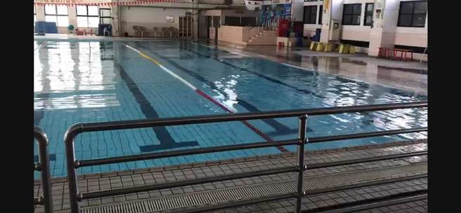下午地震鹿港游泳池成波浪一波波溢出。（彰化踢爆网提供／吴敏菁彰化传真）