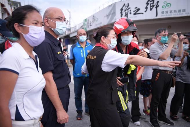 徐榛蔚到現場了解救援情況，也指示安置危樓居民。（縣府提供）