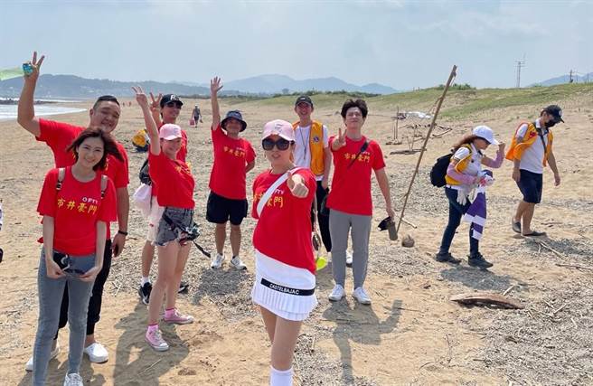 廖家仪率8点檔演员净滩。（民视提供）