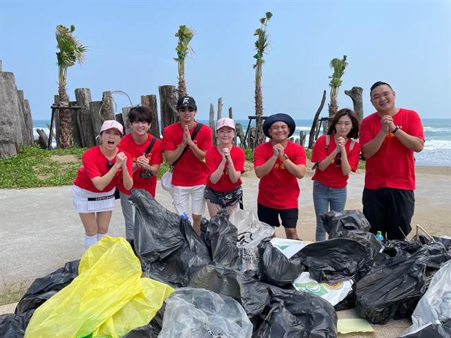 廖家仪率8点檔演员净滩。（民视提供）