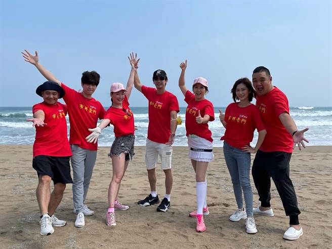 廖家仪率8点檔演员净滩。（民视提供）