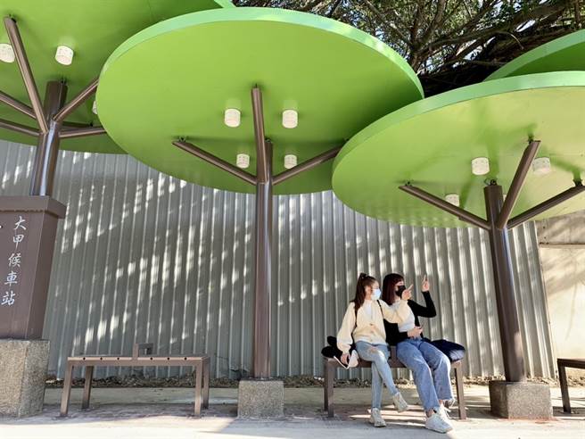 台中大甲火车站前的树屋候车亭，以榕树叶为意象打造，融入地方特色，提升候车亭环境。（台中市政府提供／张亦惠台中传真）