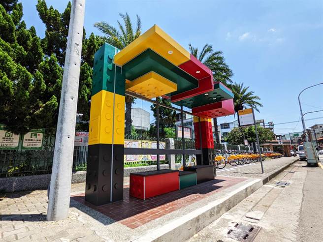 台中市大里区瑞城国小前的积木公车候车亭，吸引网友与游客专程搭车来拍照打卡。（台中市政府提供／张亦惠台中传真）