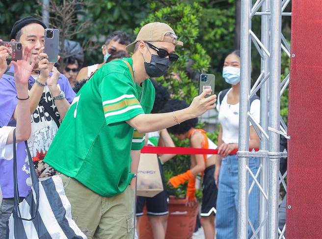 周汤豪现身见面会力挺妈妈。（粘耿豪摄）