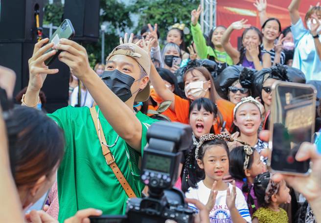 周汤豪现身见面会力挺妈妈。（粘耿豪摄）