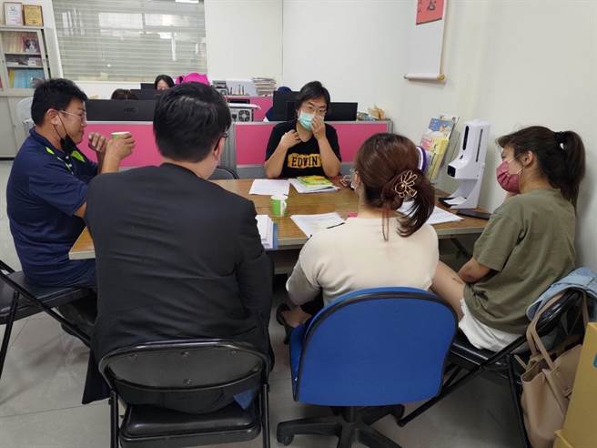 桃园某机构今年1月发生5岁身障孩童送医不治，另有1童正在台大医院气切治疗，议员谢美英办公室主任林丽如（中）聆听家长陈情。（蔡依珍摄）