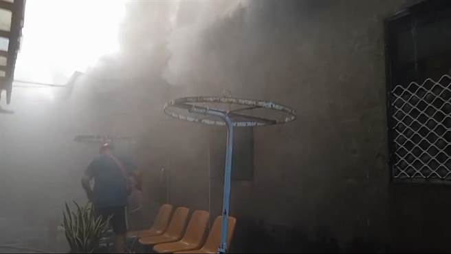 和美镇东明路一栋民宅，下午5点30分突然传出火警，霎时浓烟垄罩整个大楼。（民眾提供／吴敏菁彰化传真）