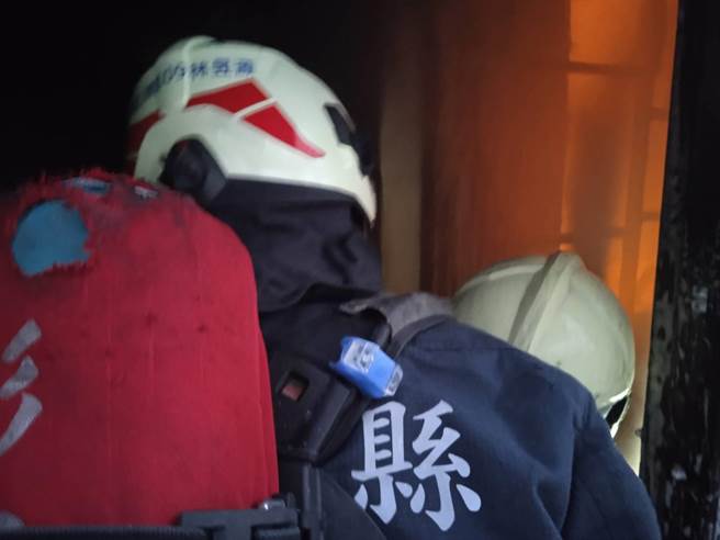 和美镇东明路一栋民宅，下午5点30分突然传出火警，霎时浓烟垄罩整个大楼。（民眾提供／吴敏菁彰化传真）