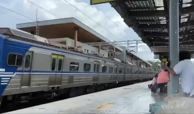 台铁百吨区间车「左右大力摇晃」， 旅客紧握月台支柱。（翻摄自脸书竹北人有事吗）