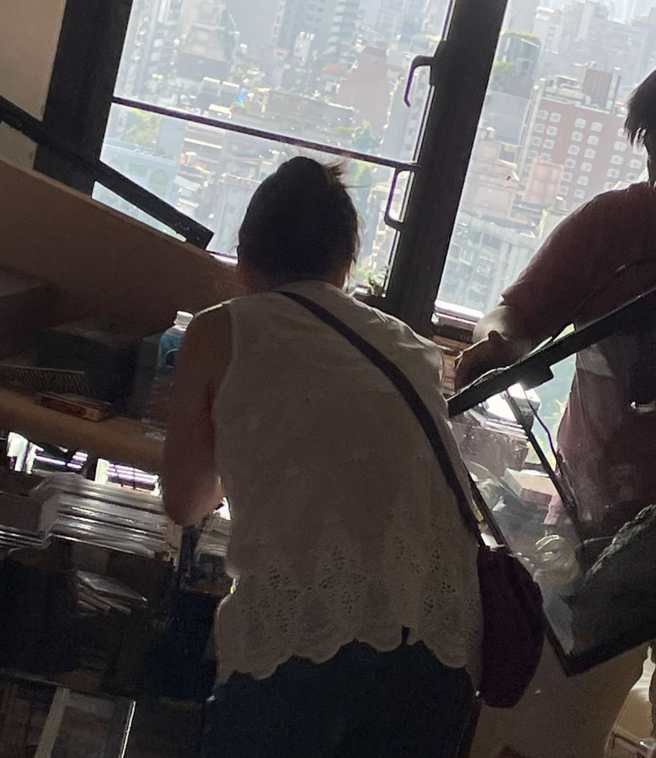 黄子佼的家中装蜥蜴的重物缸掉落，所幸有在场的孟耿如朋友协助搬起。(图/黄子佼 FB)