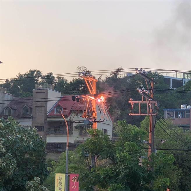 基隆市中正区有电线不明原因起火，导致祥丰街及丰稔街一带，共69户停电。（翻摄照片／陈彩玲基隆传真）