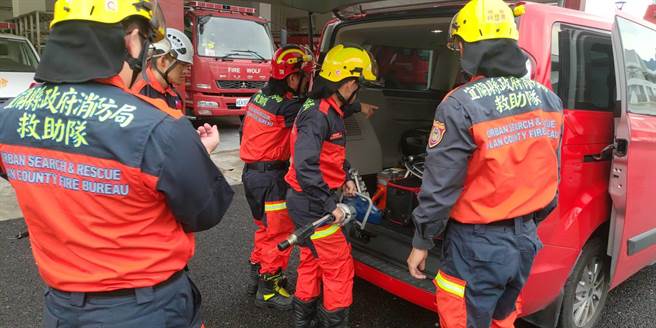 宜兰县消防局于下午3时56分出动20名特搜人员，携带各式救灾装备、器材，出发前往花莲县玉里消防分队支援，以利第一时间出动救灾。（宜兰县消防局提供／吴佩蓉宜兰传真）