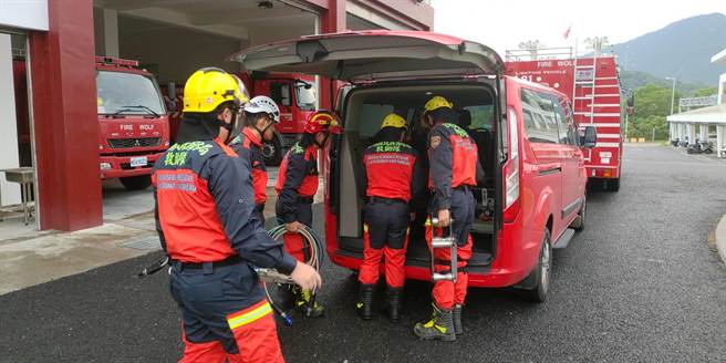 宜兰县消防局于下午3时56分出动20名特搜人员，携带各式救灾装备、器材，出发前往花莲县玉里消防分队支援，以利第一时间出动救灾。（宜兰县消防局提供／吴佩蓉宜兰传真）