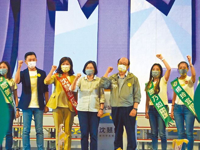 前新竹市長林智堅（左二）退選桃園市長後17日首度復出，與蔡英文總統（中）一起出席新竹市長參選人沈慧虹（左三）百工百業後援會成立大會。（陳育賢攝）