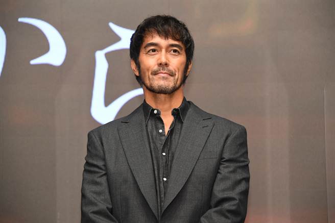 阿部宽在剧中饰演女友突然人间蒸发的推理小说家「M」。（Disney＋提供）