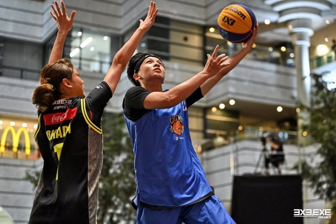 新北中华电信潘姿吟(右)持球准备上篮。(3X3.EXE提供)