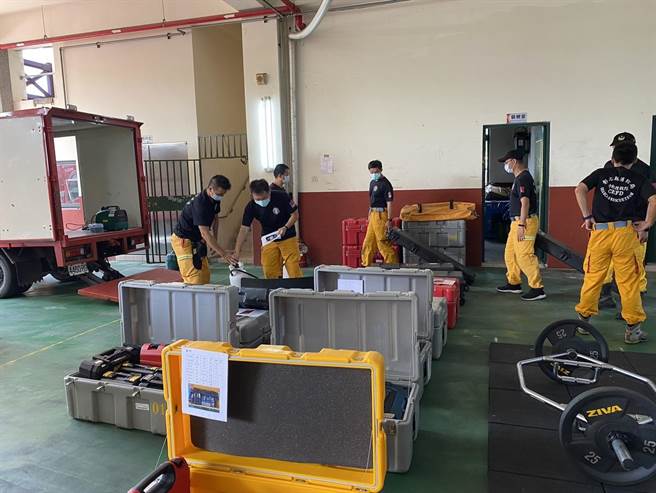 彰化县消防局的特搜队已完成整备，随时可出勤前往花莲援助救灾。（彰化县政府提供／吴敏菁彰化传真）