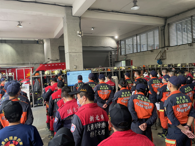 新北消防局特搜所属分队警义消共计76名及搜救2犬，另外还包括外部专家-新北市土木技师1名、医师5名、护理师1名、兽医师2名及EMT 1名前往灾区。。(新北市消防局提供)