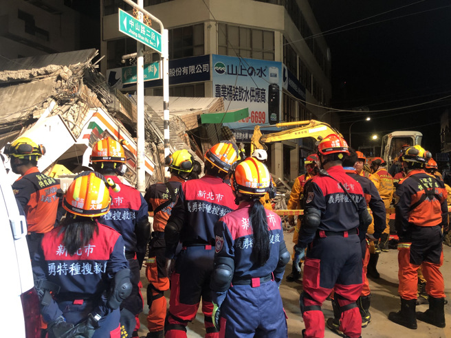 新北市消防局特搜所属分队警义消共计76名及搜救2犬，另外还包括外部专家-新北市土木技师1名、医师5名、护理师1名、兽医师2名及EMT 1名前往灾区。。(新北市消防局提供)