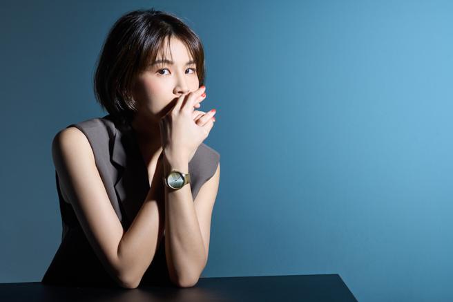 曾沛慈配戴Rado真我超薄系列秋日款，面盘上以叶脉形式暗喻秋日落叶之美。（JOJ Photo摄，服装提供Zucca）