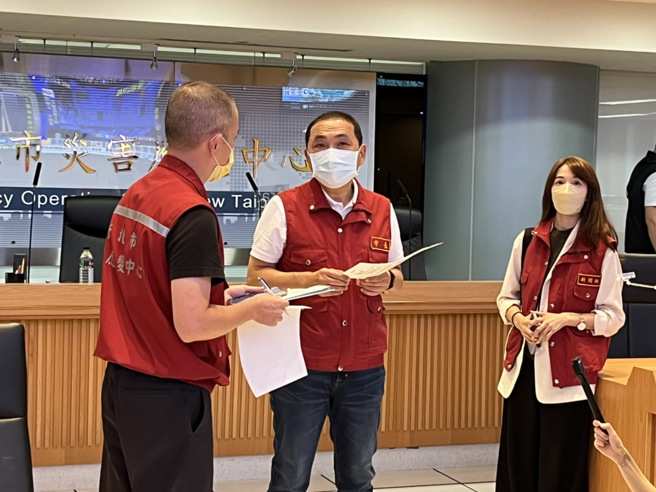 侯友宜市长得知花莲发生强震，立即要求新北消防局派出特搜队出发前往救援。(新北市消防局提供)