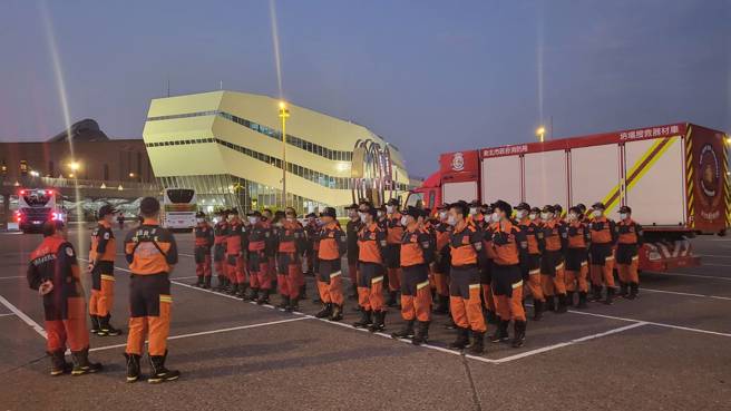 特搜所属分队警义消共计76名及搜救2犬，另外还包括外部专家-新北市土木技师1名、医师5名、护理师1名、兽医师2名及EMT 1名前往灾区。