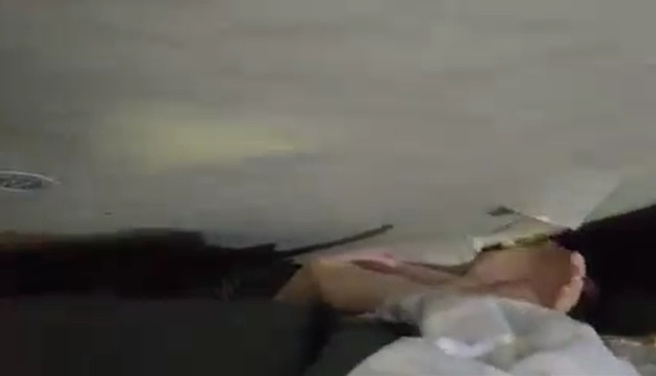 女房東被卡在天花板與沙發間，救難人員請求拿撐開器撐開，以利將受困女子脫困。臉書網友顏勝裕 YEN SHENG-YU授權提供）